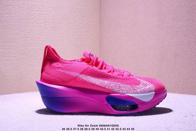 公司级新品发布 Nike Air Zoom Alphafly Next%整体采用前作的设计语言，并且对后者的细节进行升级，马拉松和长距离路跑的性能极限设计而生。