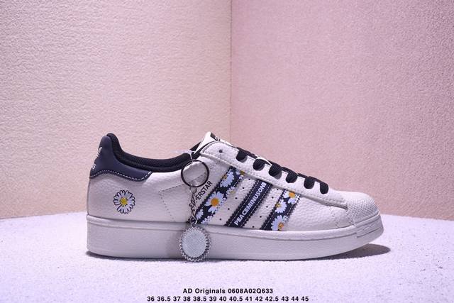 纯原 Clot X Ad Originals #贝壳头权志龙联名限定 贴合柔软皮料黑白雏菊印花配色 ，这双鞋的整体设计思路和风格可以说很Clot。鞋款整体选用了