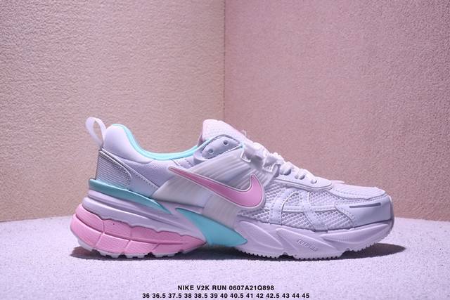 真标耐克Nike V2K Run跑步鞋复古风潮 网面透气运动鞋 灰银紧致的鞋面材质提供良好的包裹性鞋侧 Swoosh以及鞋头部分搭配增添不少亮点的镀铬细节鞋垫上