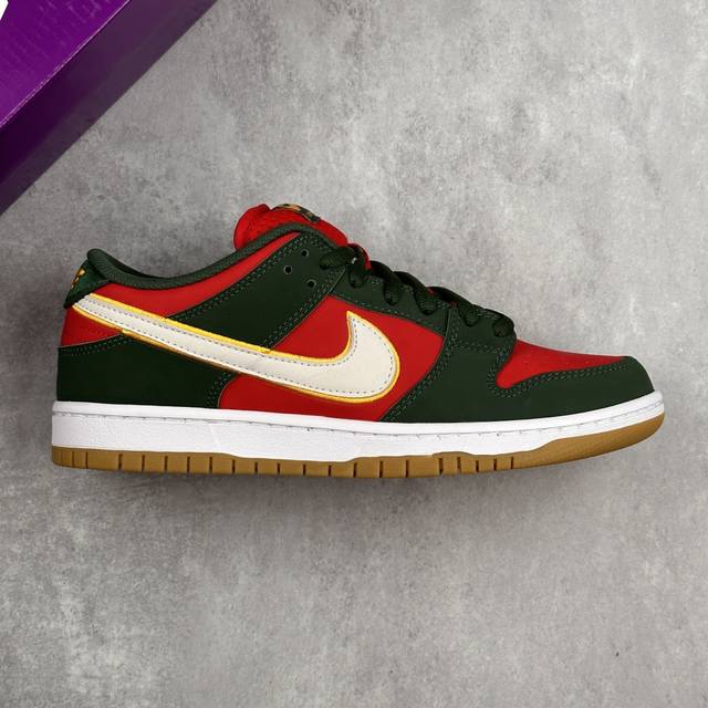 本地 核心私 Nike Dunk Sb Low Pro Prm 西雅图配色 低帮休闲运动板鞋 红绿撞色超好看鞋面采用优质皮革，做工精致，搭配白色Swoosh点缀