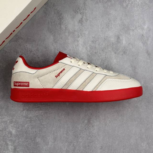 本地 核心私 Adidas Samba Og Trainers Supreme联名---奶白灰红 低帮休闲运动板鞋 原厂定制长毛翻毛皮组合环保纤维革鞋面材质 内
