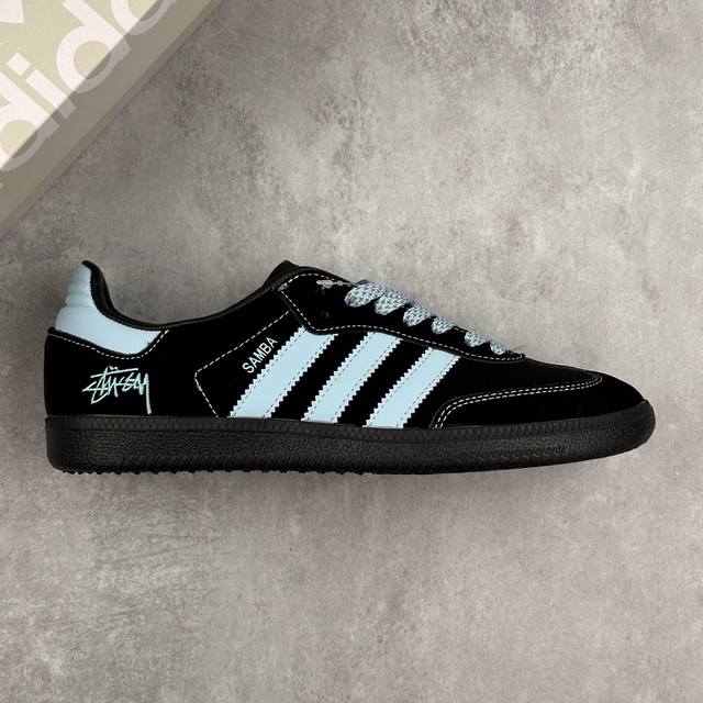本地 核心私 Adidas Originals Samba Og X Stussy 黑蓝满天星 桑巴舞系列复古经典轻便板鞋 此款以简约大方的造型设计 给人以随性