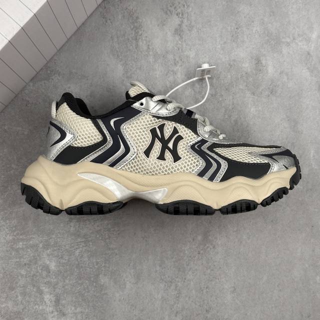 本地 核心私 Mlb Cargo Chunky 纽约洋基队 透气休闲运动鞋 采用优质轻量克重纤维移膜皮革及透气网面鞋面材质 全新独立开发4.5Cm厚度组合磨具大