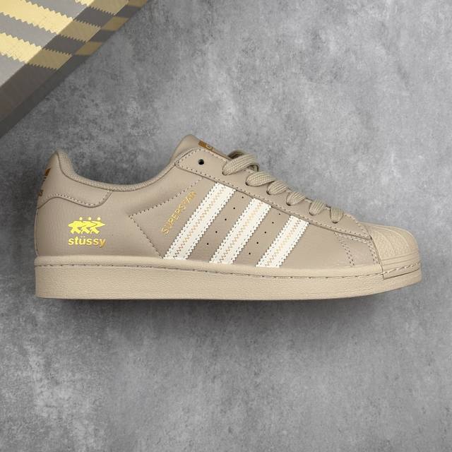 本地 核心私 Stussy X Adidas Original Superstar 斯图西 X 阿迪达斯 低帮 联名灰白金 贝壳头防滑耐磨轻便板鞋 鞋身整体采用