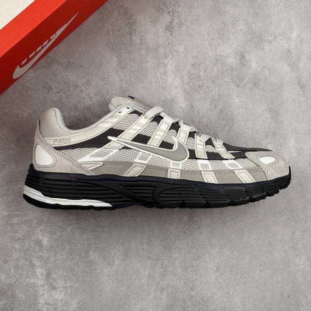 本地 核心私 耐克 Nike P-6000 复古科技个性休闲运动老爹鞋 该鞋款鞋面采用纵横交错的覆面，重现 0 年代跑鞋风格，同时搭配缓震鞋垫，带来舒适的步履体