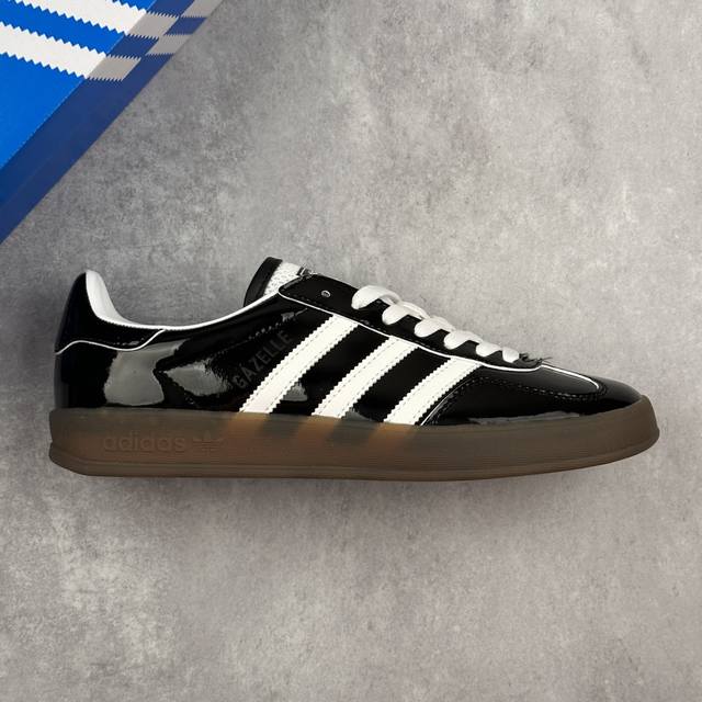 本地 核心私 阿迪达斯 Adidas Originals Gazelle Indoor 漆皮黑白 三叶草复古休闲运动板鞋 原装公司级 鞋面采用皮革环保纤维革材质
