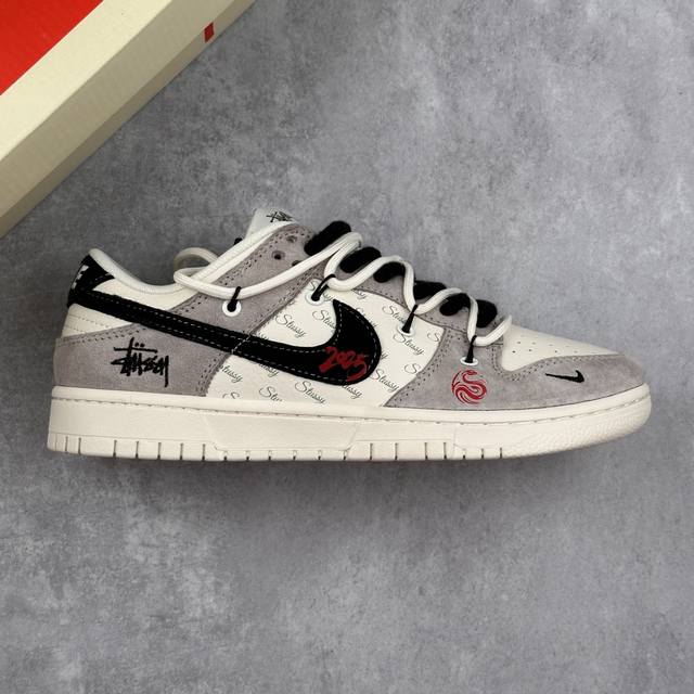 本地 核心私 Stussy X Nike Dunk Sb Low 斯图西 X 耐克 Sb 低帮 联名灰白黑解构鞋带 休闲运动板鞋 鞋身以米白色作为主色调，搭配灰