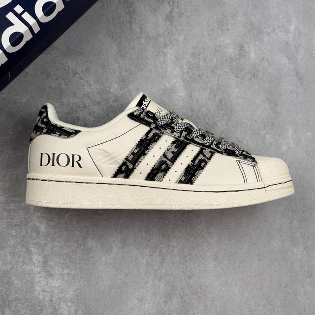 本地 核心私 Dior X Adidas Original Superstar 迪奥 X 阿迪达斯 低帮 联名米白黑 贝壳头防滑耐磨轻便板鞋 鞋身整体采用米白色