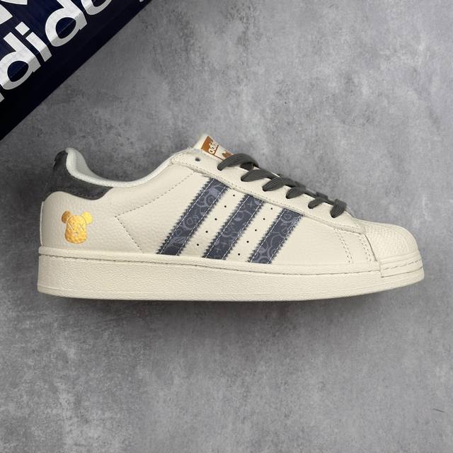 本地 核心私 Kaws X Adidas Original Gazelle Indoor 暴力熊 X 阿迪达斯 低帮联名白灰金 贝壳头防滑耐磨轻便板鞋 鞋身整体