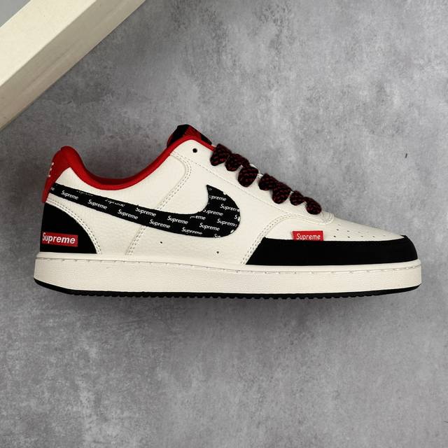 本地 核心私 Supreme X Nike Court Vision 1 Low Sup X 耐克 低帮 黑白红 休闲运动板鞋 鞋身整体以米白色皮革打造，搭配黑