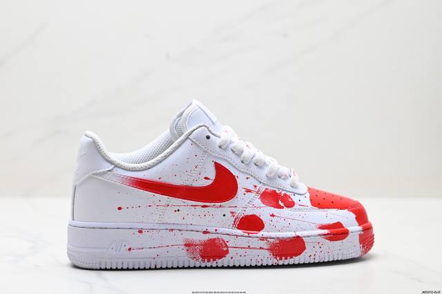 公司级耐克Nike Air Force 1‘07 空军一号低帮百搭休闲运动板鞋。柔软、弹性十足的缓震性能和出色的中底设计，横跨复古与现代的外型结合，造就出风靡全