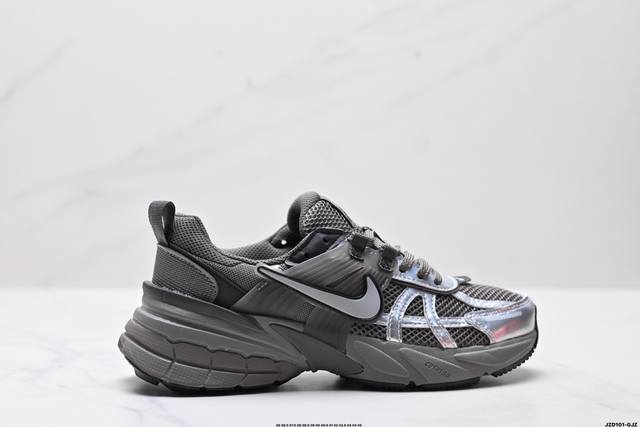 真标耐克Nike V2K Run跑步鞋复古风潮 网面透气运动鞋 灰银紧致的鞋面材质提供良好的包裹性鞋侧 Swoosh以及鞋头部分搭配增添不少亮点的镀铬细节鞋垫上