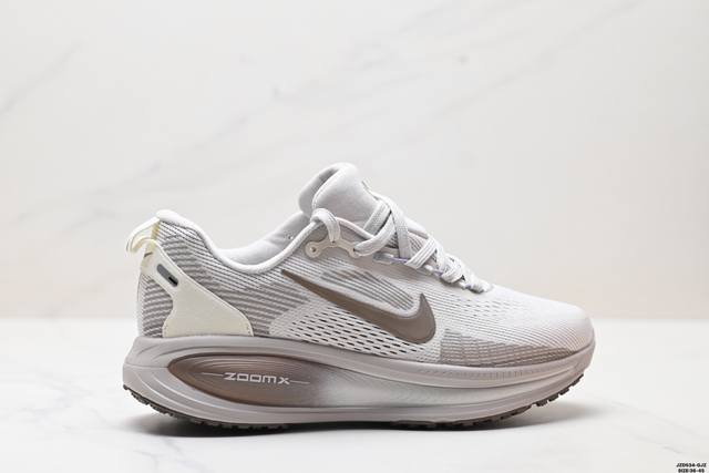真标Nike Vomero 18 耐克 舒适减震防滑 低帮跑步鞋 全掌Reactx泡绵中底 前掌和后跟还配备了Air Zoom气垫单元 据说跑起来更快更舒适哦