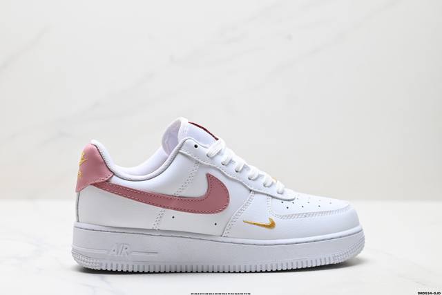 真标耐克Nike Air Force 1“07空军一号低帮百搭休闲运动板鞋。柔软、弹性十足的缓震性能和出色的中底设计，横跨复古与现代的外型结合，造就出风靡全球三
