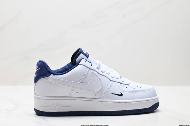 真标耐克Nike Air Force 1“07空军一号低帮百搭休闲运动板鞋。柔软、弹性十足的缓震性能和出色的中底设计，横跨复古与现代的外型结合，造就出风靡全球三