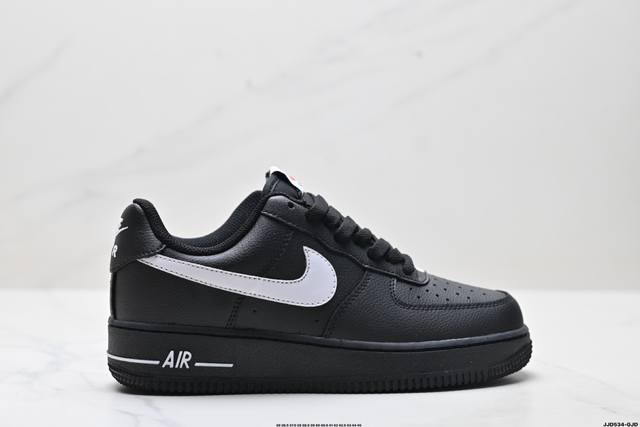 真标耐克Nike Air Force 1“07空军一号低帮百搭休闲运动板鞋。柔软、弹性十足的缓震性能和出色的中底设计，横跨复古与现代的外型结合，造就出风靡全球三
