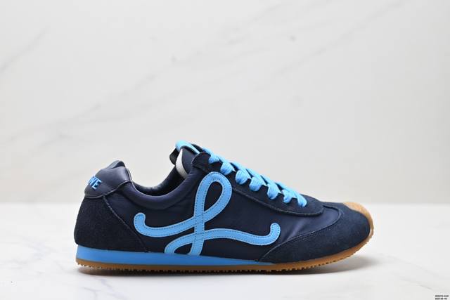 公司级Loewe罗意威 Ballet Runner 2.0小牛皮 圆头系带 低帮 生活休闲鞋 罗意威全新版大头运动鞋Ballet Runner2.0，以其独特的