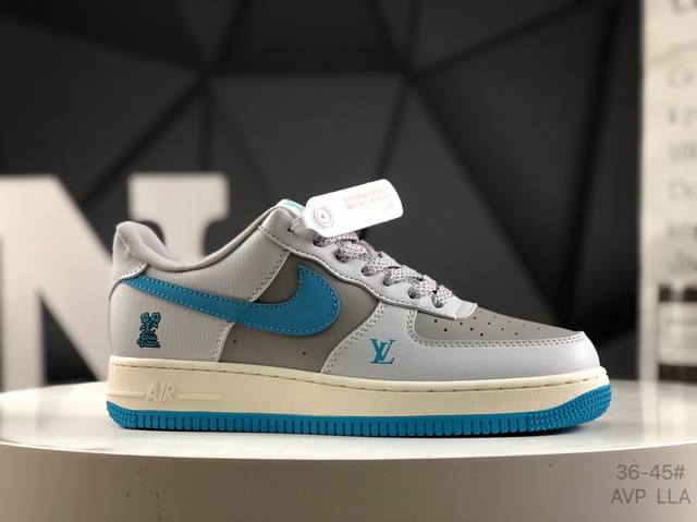 公司级带半码 耐克 Nike Air Force 1 ’07 空军一号低帮百搭休闲运动板鞋。柔软、弹性十足的缓震性能和出色的中底设计，横跨复古与现代的外型结合，