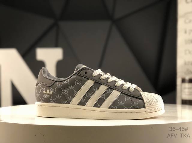 阿迪达斯 Ad Originals Superstar 简约大方的造型设计，给人以随性休闲的时尚格调，穿着舒适轻便，运动灵活自如，满足日常个性穿搭 货号：Sd6