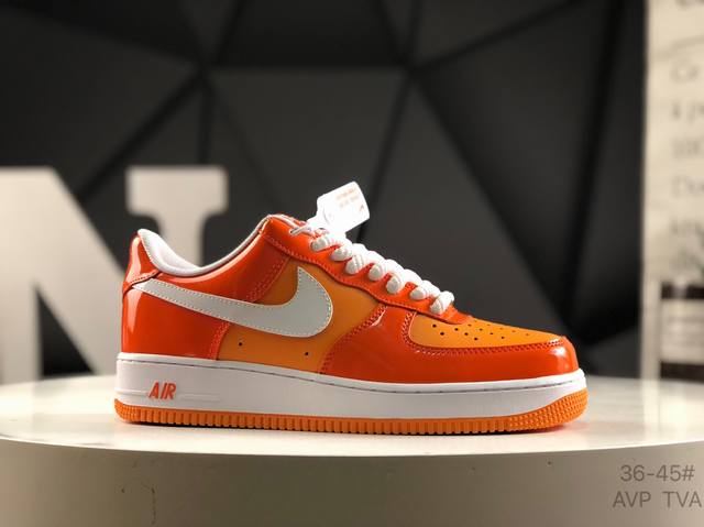 耐克 Nike Air Force 1“07空军一号低帮百搭休闲运动板鞋。柔软、弹性十足的缓震性能和出色的中底设计，横跨复古与现代的外型结合，造就出风靡全球三十