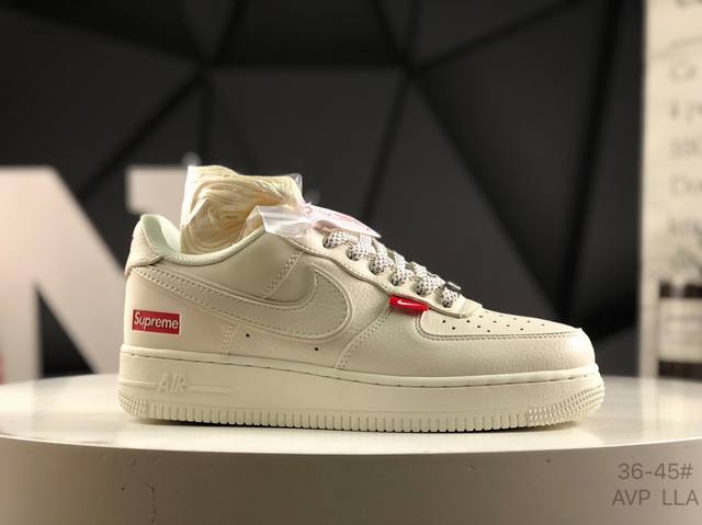 耐克Nike Air Force 1“07空军一号低帮百搭休闲运动板鞋。柔软、弹性十足的缓震性能和出色的中底设计，横跨复古与现代的外型结合，造就出风靡全球三十多
