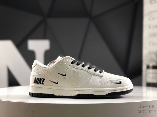 耐克 Nk Dunk Low 低帮休闲板鞋 #鞋款采用简洁外观，结合优质材料与柔软衬垫，舒适耐穿。配色由煤黑、橡皮浅褐和淡象牙白搭配，统一色调可便于整体衣着的搭