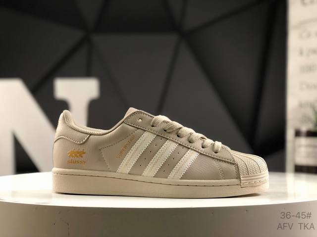 阿迪达斯 Ad Originals Superstar 简约大方的造型设计，给人以随性休闲的时尚格调，穿着舒适轻便，运动灵活自如，满足日常个性穿搭 货号：Sd6