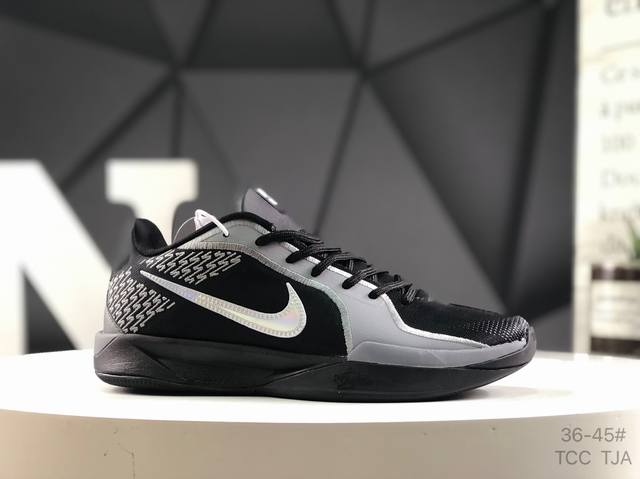 耐克 Nike Sabrina 2’Colour Vision‘ Ep 耐克 低帮 篮球鞋 外观时尚：鞋身设计与科比5代相似，带有珠光炫彩效果的钩子，精致美观，