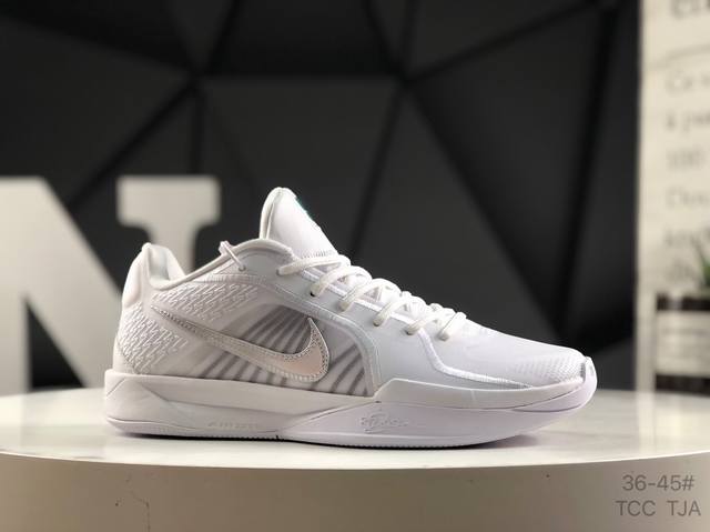耐克 Nike Sabrina 2’Colour Vision‘ Ep 耐克 低帮 篮球鞋 外观时尚：鞋身设计与科比5代相似，带有珠光炫彩效果的钩子，精致美观，
