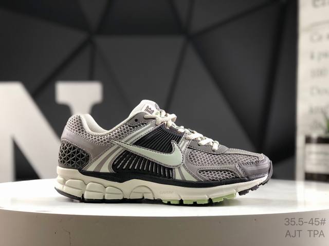 公司级带半码 耐克 Nike Zoom Vomero Roam 5 Roam 复古跑五代休闲运动慢跑鞋 简洁设计 功能性强 防水防撕裂鞋面 鞋带也改成了束绳设计