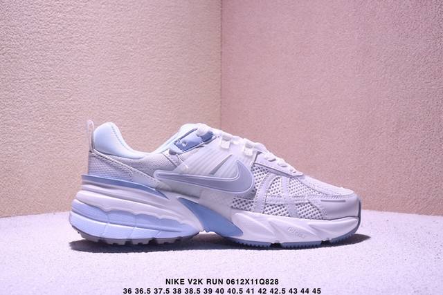 Nike V2K Run跑步鞋复古风潮 网面透气运动鞋 灰银紧致的鞋面材质提供良好的包裹性鞋侧 Swoosh以及鞋头部分搭配增添不少亮点的镀铬细节鞋垫上印有Bi