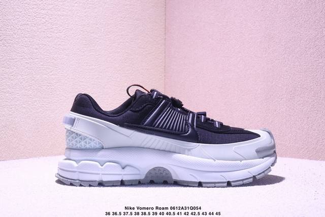 公司级耐克Nike Zoom Vomero Roam 马拉松复古跑五代休闲运动慢跑鞋 采用环保纤维革饰片组合网眼布鞋面材质 升级正确后跟Tpu加固 耐弯折热塑框