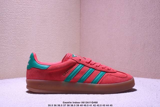 简介：真标阿迪达斯Adidas Originals Gazelle Indoor 三叶草复古休闲防滑耐磨低帮板鞋鞋款采用柔软的绒面革和耐用的皮革衬里融合在橡胶外