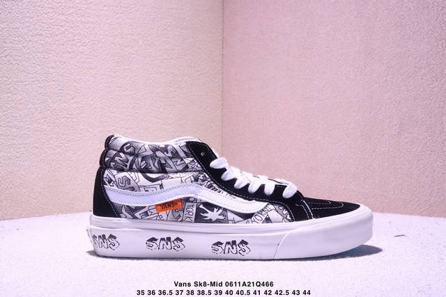 Vans Sk8-Mid Sns 黑白涂鸦中帮 以当地 Venice 沙滩为主题，设计上致敬1980和1990年代滑板者、冲浪者和鹿克爱好者的穿着。鞋面整体以黑