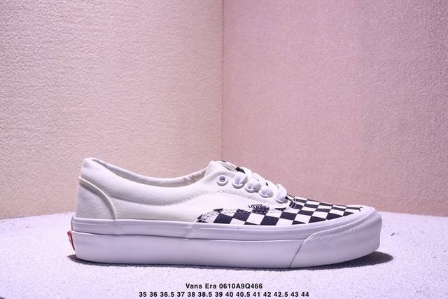 Vans Era 拼接棋盘格 不对称撞色设计 黑白 红白 期待已久的硫化版本出货 本次全新推出的Era系列 在白色鞋身上采用大面积的黑 红经典棋盘格元素 从左侧