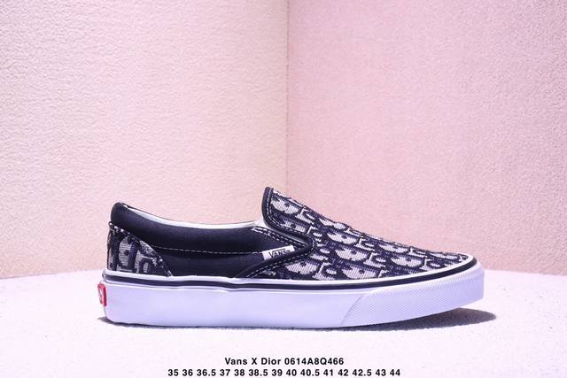 Vans X Dior 联名一脚蹬 高级灰来报道 Vans Aut 迪奥独家重磅释出，这个岩石灰太绝了，非常非常高级！Dior标志性的老花刺绣立体感很强，普通中