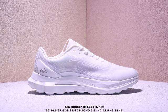 Alo Yoga Alo Runner 舒适百搭防滑透气 低帮跑步鞋 棕色 原版开发 独家私模打造 采用环保纤维革鞋面材质 外置加厚耐磨防滑橡胶大底 经典百搭鞋