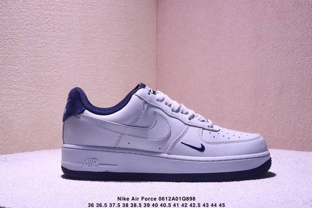 耐克 Nike Air Force 1 ’07 空军一号低帮百搭休闲运动板鞋。柔软、弹性十足的缓震性能和出色的中底设计，横跨复古与现代的外型结合，造就出风靡全球