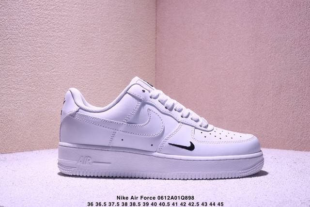 耐克 Nike Air Force 1 ’07 空军一号低帮百搭休闲运动板鞋。柔软、弹性十足的缓震性能和出色的中底设计，横跨复古与现代的外型结合，造就出风靡全球