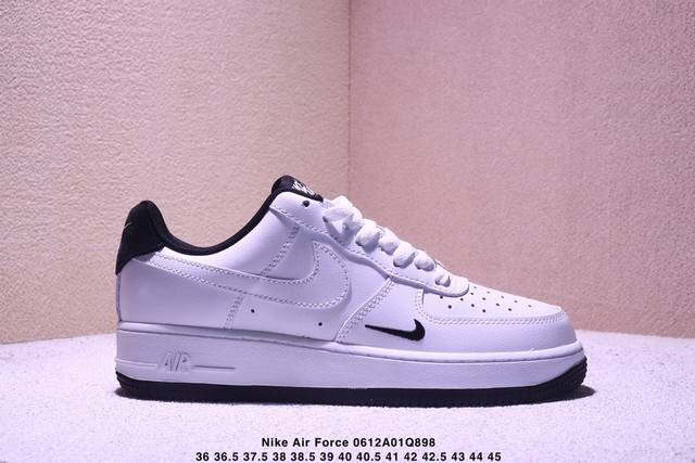 耐克 Nike Air Force 1 ’07 空军一号低帮百搭休闲运动板鞋。柔软、弹性十足的缓震性能和出色的中底设计，横跨复古与现代的外型结合，造就出风靡全球