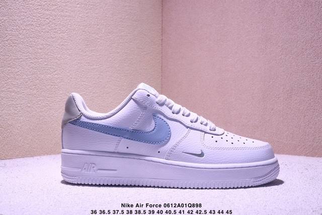 耐克 Nike Air Force 1 ’07 空军一号低帮百搭休闲运动板鞋。柔软、弹性十足的缓震性能和出色的中底设计，横跨复古与现代的外型结合，造就出风靡全球