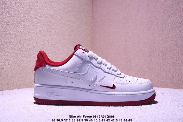 耐克 Nike Air Force 1 ’07 空军一号低帮百搭休闲运动板鞋。柔软、弹性十足的缓震性能和出色的中底设计，横跨复古与现代的外型结合，造就出风靡全球