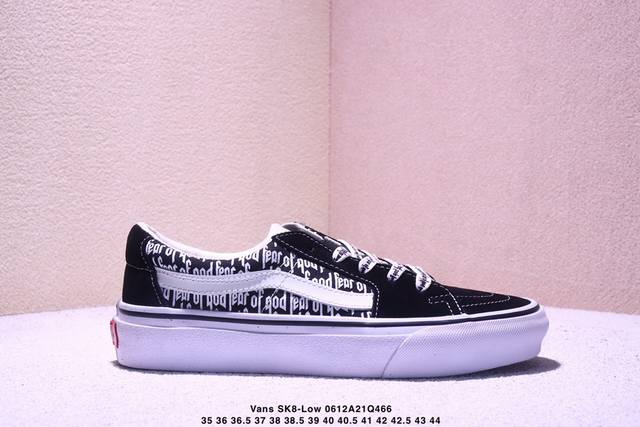 定义简约百搭款 强烈推荐 Vans Sk8-Low Cdg 全新一代 低帮硫化帆布鞋 该鞋款以白线勾勒出整体造型效果，以黑白两副鞋带穿搭做为更加搭配效果，Cdg