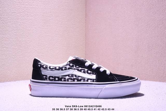 定义简约百搭款 强烈推荐 Vans Sk8-Low Cdg 全新一代 低帮硫化帆布鞋 该鞋款以白线勾勒出整体造型效果，以黑白两副鞋带穿搭做为更加搭配效果，Cdg
