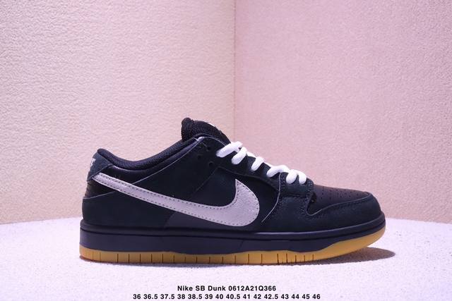耐克Nike Sb Dunk Low 扣篮系列 复古低帮休闲运动滑板板鞋。采用脚感柔软舒适Zoomair气垫，有效吸收滑板等极限运动在落地时带来的冲击力，为街头
