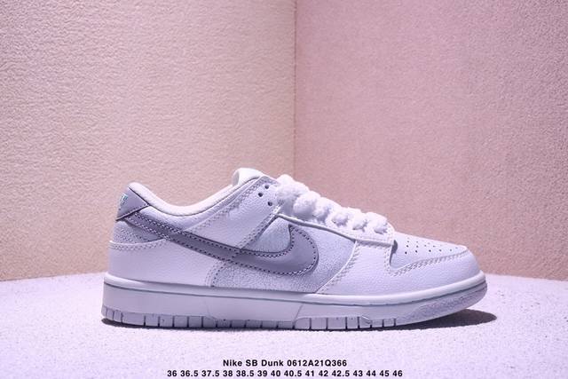 耐克Nike Sb Dunk Low 扣篮系列 复古低帮休闲运动滑板板鞋。采用脚感柔软舒适Zoomair气垫，有效吸收滑板等极限运动在落地时带来的冲击力，为街头