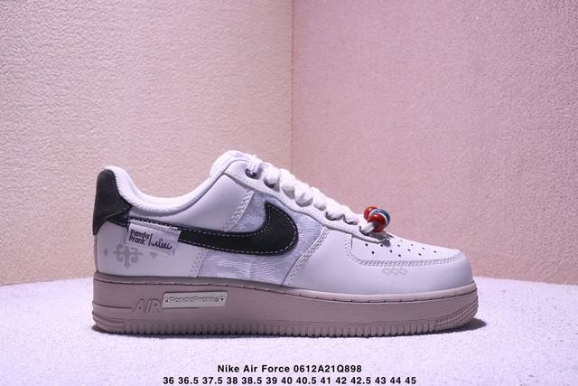 耐克 Nike Air Force 1 ’07 空军一号低帮百搭休闲运动板鞋。柔软、弹性十足的缓震性能和出色的中底设计，横跨复古与现代的外型结合，造就出风靡全球