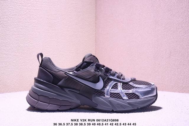 真标耐克Nike V2K Run跑步鞋复古风潮 网面透气运动鞋 灰银紧致的鞋面材质提供良好的包裹性鞋侧 Swoosh以及鞋头部分搭配增添不少亮点的镀铬细节鞋垫上