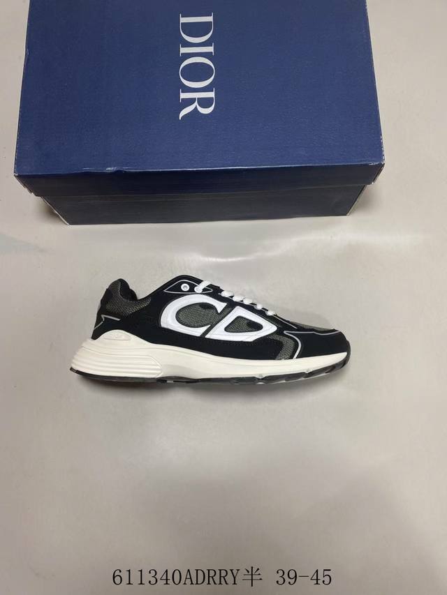 迪奥 Dior X Air Jordan 1 High Og 跑鞋 迪奥 跨界联名 乳白色与 Dior 灰的拼接，彰显高级气质 Dior 复古运动鞋 61134