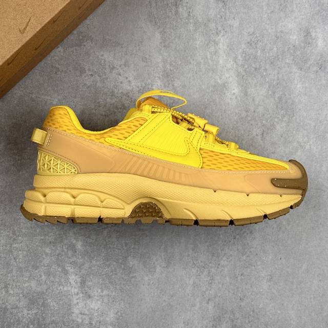 本地 核心私 公司级耐克W Nike Zoom Vomero Roam马拉松复古跑五代休闲运动慢跑鞋 采用环保纤维革饰片组合网眼布鞋面材质 升级正确后跟Tpu加